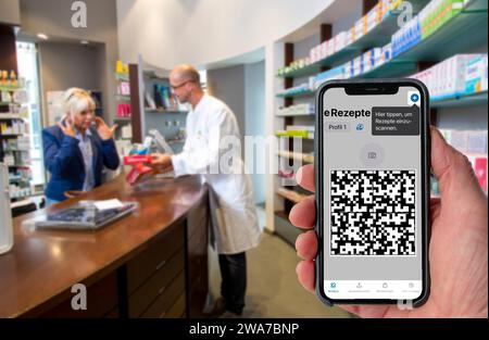 Image symbolique d'une ordonnance électronique, prescription délivrée par un médecin, avec QR code, est scanné à l'aide d'un téléphone portable et d'une application spéciale, le code est le Banque D'Images