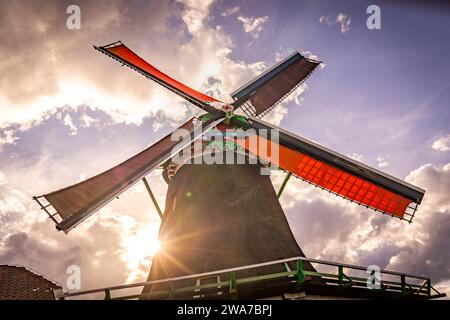 moulin à vent hollandais traditionnel dans le pays de zaanse schans Banque D'Images