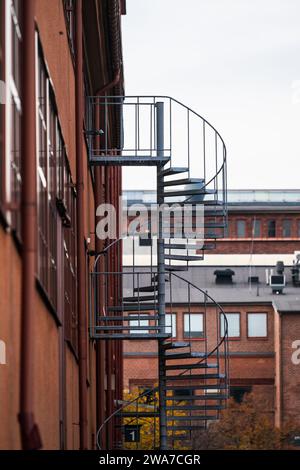 Escalier de secours en spirale sur le côté d'un entrepôt Banque D'Images