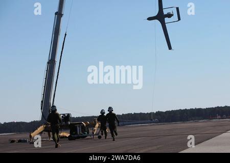 Forces militaires AMÉRICAINES. 160321MB391-065 CHERRY POINT, N.C. (21 mars 2016) les Marines avec Marine Unmanned Aerial Vehicle Squadron 2 récupèrent un Blackjack RQ-21a après récupération à la Marine corps Air Station Cherry point, N.C. le système de Blackjack RQ-21a est modulaire, flexible et multi-mission, fournissant des transitions roll-on et roll-off entre les environnements terrestres et maritimes. L'avion a été lancé pour la première fois dans l'espace aérien de classe D au-dessus de MCAS Cherry point. (Photo du corps des Marines des États-Unis par le soldat Nicholas P. Baird/libéré) Banque D'Images