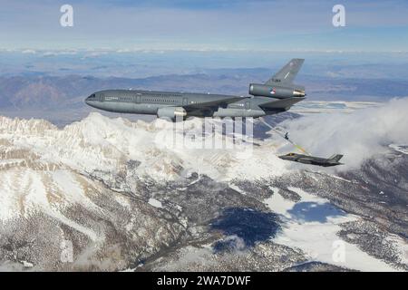 Forces militaires AMÉRICAINES. BASE AÉRIENNE EDWARDS, CALIFORNIE -- photos du pétrolier KDC-10 de la Royal Netherland et du F-35 joint Strike Fighter effectuant des essais de ravitaillement aérien au-dessus du mont Whitney, de la vallée d'Owens et du désert de Mojave occidental en Californie du Sud, le 31 mars 2016. Banque D'Images