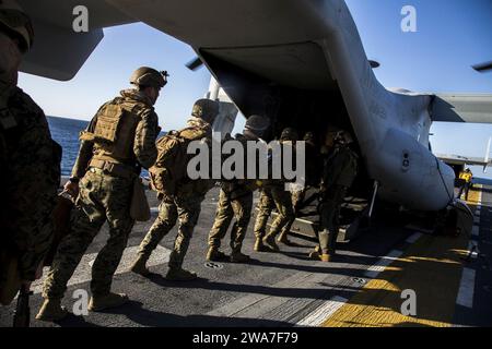 Forces militaires AMÉRICAINES. Les Marines et marins américains avec la compagnie d'armes, l'équipe de débarquement du bataillon, le 1e bataillon 6e régiment de Marines, la 22e unité expéditionnaire des Marines (MEU), entrent dans un MV-22B Osprey lors d'un exercice d'entraînement de récupération tactique d'avions et de personnel lancé depuis l'USS Wasp (LHD-1) le 18 avril 2016. Le 22nd MEU et l'escadron amphibie six (PHIBRON-6) sont en cours pour l'exercice Amphibious Ready Group (ARG) / MEU. (Photo officielle du caporal Ryan G. Coleman / 22e unité expéditionnaire maritime / libéré) Banque D'Images