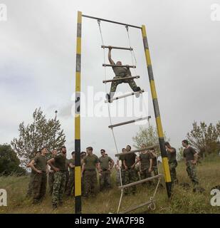 Forces militaires AMÉRICAINES. Le corps des Marines des États-Unis et le corps des Marines portugais ont mené un exercice d’entraînement bilatéral de deux jours visant à accroître la compétence tactique des militaires américains et portugais et à promouvoir la sécurité régionale à long terme dans la région, du 18 au 19 avril. Les Marines font partie de la 26e Marine Expeditionary Unit et sont déployés dans la zone de responsabilité de la 6e flotte pour soutenir les intérêts de sécurité nationale des États-Unis en Europe. (Photo du corps des Marines par le sergent d'état-major Bobby J. Yarbrough) Banque D'Images