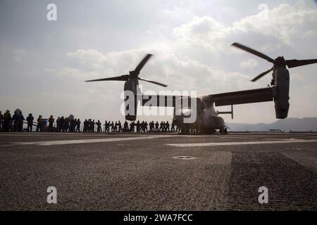 Forces militaires AMÉRICAINES. 160419TA699-032 KYUSHU, Japon (19 avril 2016) les Marines américains affectés au Marine Medium Tiltrotor Squadron 265 (renforcé), 31st Marine Expeditionary Unit et les membres de la Force d'autodéfense japonaise transportent des fournitures sur un MV-22B Osprey à bord du JS Hyuga (DDH 181). Les fournitures sont destinées à soutenir les efforts de secours après qu’une série de tremblements de terre aient frappé l’île de Kyushu. La 31e MEU est la seule MEU continuellement déployée vers l'avant et reste la force de préparation du corps des Marines dans la région Asie-Pacifique. (Photo du corps des Marines des États-Unis par le caporal Samantha Villarreal/ publiée) Banque D'Images