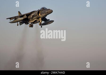 Forces militaires AMÉRICAINES. 160508BE869-010 ATLANTIC OCEAN (8 mai 2016) un AV-8B Harrier II avec le Marine Medium Tiltrotor Squadron 264 (renforcé), 22nd Marine Expeditionary Unit (MEU), atterrit sur le pont d'envol de l'USS Wasp (LHD-1) pendant l'embarquement du MEU pour l'exercice composite Training Unit (COMPTUEX). La 22e MEU et l'escadron amphibie six (PHIBRON-6) sont en cours pour l'exercice d'unité d'entraînement composite (COMPTUEX). (Photo du corps des Marines des États-Unis par le caporal Ryan G. Coleman/ publiée) Banque D'Images