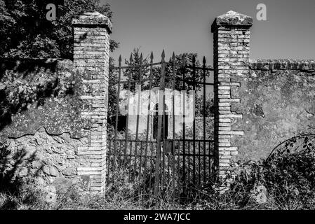 Un petit cimetière abandonné près du monastère Cellole dans le magnifique paysage de la Toscane, Italie Banque D'Images