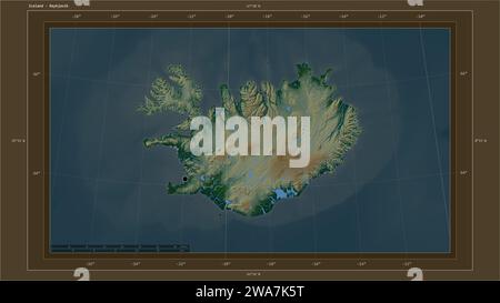 Islande mis en évidence sur une carte d'altitude en couleur avec lacs et rivières carte avec le point de la capitale du pays, grille cartographique, échelle de distance et carte b Banque D'Images