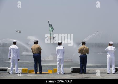 Forces militaires AMÉRICAINES. Les Marines et marins américains à bord de l'USS Bataan prennent les rails lors du défilé des navires dans le cadre de la Fleet week New York, le 25 mai 2016. L'USS Bataan a transporté plus de 500 Marines et marins avec la 24e unité expéditionnaire des Marines qui participera à la semaine de la flotte de cette année. (Photo du corps des Marines des États-Unis par le caporal Todd F. Michalek/libéré) Banque D'Images