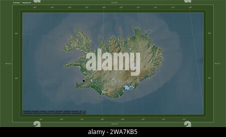 Islande mise en évidence sur une carte altimétrique en couleur pâle avec carte des lacs et rivières avec le point de la capitale du pays, grille cartographique, échelle de distance et Banque D'Images