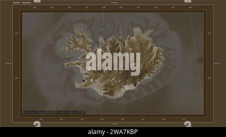 Islande mis en évidence sur une carte d'altitude colorée en tons sépia avec lacs et rivières carte avec le point de la capitale du pays, grille cartographique, distance Banque D'Images