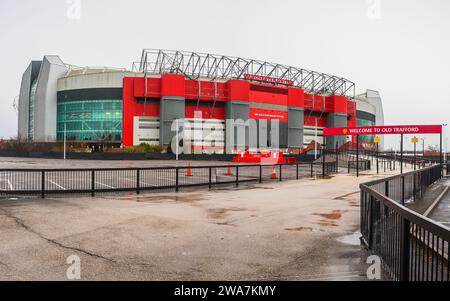 Panorama multi-images menant au stade Old Trafford, domicile du Manchester United football Club photographié sous la pluie le 2 janvier 2024. Banque D'Images