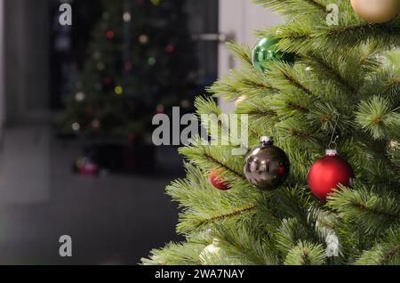 Arbre de Noël reflété dans la fenêtre de nuit. Banque D'Images