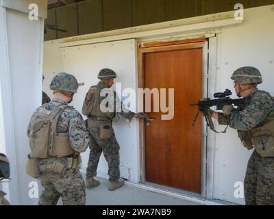 Forces militaires AMÉRICAINES. 160608ZZ999-001 STATION NAVALE DE ROTA, Espagne (8 juin 2016) lance Cpl Ty Bradley avec le premier peloton affecté à la Fleet Antiterrorism Security Team Company, Europe, d'Albuquerque, Nouveau Mexique, à gauche, instruit les Marines de la Force opérationnelle air-sol à usage spécial au cours d'un exercice d'interopérabilité le 8 juin 2016 . La 6e flotte américaine, dont le siège est à Naples, en Italie, mène toute la gamme des opérations navales et interarmées, souvent de concert avec des partenaires alliés, conjoints et interagences, afin de promouvoir les intérêts nationaux américains, la sécurité et la stabilité en Europe et en Afrique. (Mars Banque D'Images