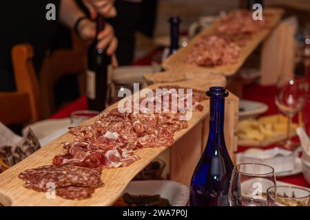 Tartinade abondante avec une longue planche de salami Crudo et tranches de Soppressata Banque D'Images