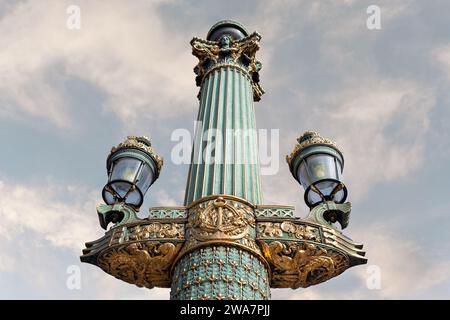 Colonne rostrale de la place de la Concorde à Paris Banque D'Images