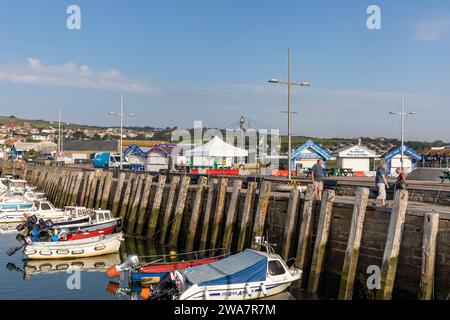 West Bay Bridport dans le Dorset, bateaux dans le port à West Bay, Angleterre, Royaume-Uni, automne 2023 jour de ciel bleu Banque D'Images
