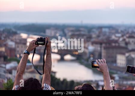 Grande foule de touristes sur Piazzale Michelangelo profitant du coucher de soleil sur Florence, Italie Banque D'Images