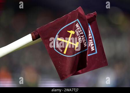 Gros plan des drapeaux du coin de West Ham United lors du match de Premier League au London Stadium, Londres. Date de la photo : mardi 2 janvier 2024. Banque D'Images