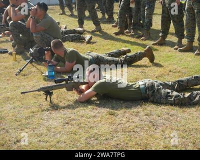 Forces militaires AMÉRICAINES. 160706ZZ999-001 STATION NAVALE DE ROTA, Espagne (le 6 juillet 2016) le caporal lance Derek Hensley d'Ukiah, en Californie, utilise un système de sniper d'application spéciale M110 pour localiser des objets pendant une lance d'observation à la Station navale de Rota, en Espagne, le 6 juillet 2016. First peloton, dont le siège est à Rota, en Espagne, est prêt à mener des opérations expéditives de réponse rapide contre le terrorisme et de sécurité afin de protéger les ressources nationales et navales vitales. (Photo du corps des Marines des États-Unis par le capitaine Joseph Trippi/publié) Banque D'Images