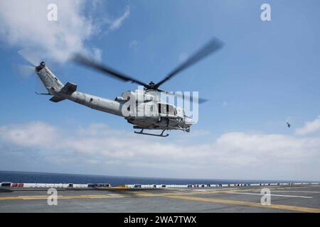 Forces militaires AMÉRICAINES. 160708AF202-122 OCÉAN ATLANTIQUE (8 juillet 2016) Marines affectés au Marine Medium Tiltrotor Squadron 264 (renforcé), et le détachement du 2nd radio Battalion, 22nd Marine Expeditionary Unit (MEU), décollent du pont d’envol du navire d’assaut amphibie USS Wasp (LHD-1) pour effectuer le premier vol opérationnel du pod de guerre électronique Intrepid Tiger II (V)3. L'Intrepid Tiger II EW est une famille de systèmes réseau qui fournit une capacité de déploiement rapide (RDC) pour soutenir les opérations de combat au sol. La 22e MEU, déployée avec le Wasp Amphibious Ready Group, est conduite Banque D'Images