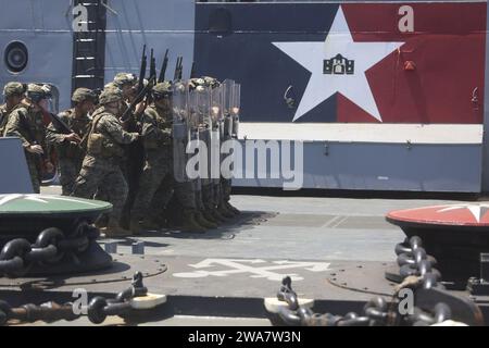 Forces militaires AMÉRICAINES. 160712KK554-080 MER MÉDITERRANÉE (12 juillet 2016) les Marines avec batterie de golf, équipe de débarquement du bataillon, 1e bataillon, 6e régiment de Marines, 22e unité expéditionnaire des Marines (MEU) pratiquent des formations anti-émeutes sur le front du navire de transport amphibie USS San Antonio (LPD-17) le 12 juillet 2016. La 22e MEU, déployée avec le Wasp Amphibious Ready Group, mène des opérations navales dans la zone d’opérations de la 6e flotte américaine à l’appui des intérêts de sécurité nationale des États-Unis en Europe. (Photo du corps des Marines des États-Unis par le sergent Ryan Young) Banque D'Images