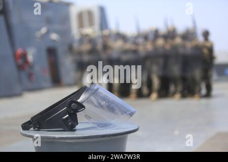 Forces militaires AMÉRICAINES. 160712KK554-144 MER MÉDITERRANÉE (12 juillet 2016) Un masque facial anti-émeute est assis sur le praisastre du navire de transport amphibie USS San Antonio (LPD-17) alors que les Marines avec la batterie de golf, l'équipe de débarquement du bataillon, le 12e bataillon, le 6e régiment de Marines, la 22e unité expéditionnaire des Marines (MEU) pratiquent des formations anti-émeutes sur le navire le 1 juillet 2016. La 22e MEU, déployée avec le Wasp Amphibious Ready Group, mène des opérations navales dans la zone d’opérations de la 6e flotte américaine à l’appui des intérêts de sécurité nationale des États-Unis en Europe. (Photo du corps des Marines des États-Unis par le sergent Ryan Young) Banque D'Images