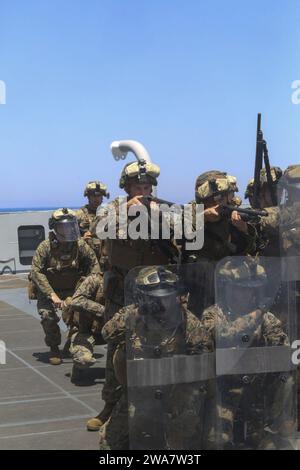 Forces militaires AMÉRICAINES. 160712KK554-035 MER MÉDITERRANÉE (12 juillet 2016) les Marines avec batterie de golf, équipe de débarquement du bataillon, 1e bataillon, 6e régiment de Marines, 22e unité expéditionnaire des Marines (MEU) pratiquent des formations anti-émeutes sur le front du navire de transport amphibie USS San Antonio (LPD-17) le 12 juillet 2016. La 22e MEU, déployée avec le Wasp Amphibious Ready Group, mène des opérations navales dans la zone d’opérations de la 6e flotte américaine à l’appui des intérêts de sécurité nationale des États-Unis en Europe. (Photo du corps des Marines des États-Unis par le sergent Ryan Young) Banque D'Images