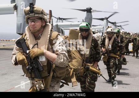 Forces militaires AMÉRICAINES. Les Marines américains et les forces marocaines chargent un MV-22B Ospreys à bord du navire d'assaut amphibie USS Wasp (LHD-1) le 12 juillet 2016. La 22e Marine Expeditionary Unit, déployée avec le Wasp Amphibious Ready Group, mène des opérations navales à l’appui des intérêts de sécurité nationale des États-Unis en Europe et en Afrique. (Photo du corps des Marines des États-Unis par le caporal John A. Hamilton Jr./ publiée) Banque D'Images