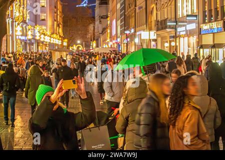 Shopping zu Jahresbeginn, Kaufingerstraße, Januar 2024 Deutschland, München, Januar 2024, shopping in der Kaufingerstraße, Stadtbummel in der Innenstadt, leicht regnerisch, Dienstag früher Abend, hiver, Wintertag, Bayern *** Shopping au début de l'année, Kaufingerstraße, janvier 2024 Allemagne, Munich, janvier 2024, shopping à Kaufingerstraße, balade en ville dans le centre-ville, légèrement pluvieux, mardi début de soirée, hiver, journée d'hiver, Bavière Banque D'Images