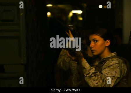 Forces militaires AMÉRICAINES. 160728BE869-021 MER MÉDITERRÉENNE (28 juillet 2016) les Marines affectés à la Compagnie Bravo, équipe de débarquement du bataillon, 1e bataillon, 6e régiment de Marines, 22e unité expéditionnaire des Marines (MEU), enseignent des tactiques rapprochées à l'équipe d'engagement féminine à bord du navire d'assaut amphibie USS Wasp (LHD 1) le 28 juillet 2016. La 22e MEU, déployée avec le Wasp Amphibious Ready Group, mène des opérations navales dans la zone d’opérations de la 6e flotte à l’appui des intérêts de sécurité nationale des États-Unis en Europe. (Photo du corps des Marines des États-Unis par le caporal Ryan G. Coleman/libéré) Banque D'Images