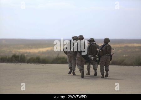 Forces militaires AMÉRICAINES. 160719KK554-115 ZEELIM TRAINING FACILITY, Israël (19 juillet 2016) des Marines et des marins du bataillon logistique de combat 22, 22nd Marine Expeditionary Unit (MEU), transportent une victime simulée vers un hélicoptère CH-53E Super Stallion en attente du Marine Medium Tiltrotor Squadron 264 (renforcé), 22nd MEU, pour un exercice faisant de nombreuses victimes juillet 19 lors de Noble Shirley 16, un exercice d'entraînement bilatéral avec les Forces de défense israéliennes. La 22e MEU, déployée avec le Wasp Amphibious Ready Group, mène des opérations navales dans la zone d'opérations de la 6e flotte américaine à l'appui des ressortissants américains Banque D'Images