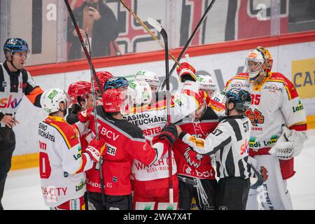 Lausanne, Vaud, Suisse. 2 janvier 2024. Lausanne Suisse, 01/02/2024 : combat entre le Lausanne HC et le HC Biel-Bienne lors du premier match de l'année 2024. Le match de la 35e journée de la saison 2023-2024 a eu lieu à la Vaudoise Arena de Lausanne entre Lausanne HC et HC Biel-Bienne.Lausanne HC a remporté 3-2. (Image de crédit : © Eric Dubost/ZUMA Press Wire) USAGE ÉDITORIAL SEULEMENT! Non destiné à UN USAGE commercial ! Banque D'Images