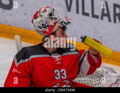 Lausanne, Vaud, Suisse. 2 janvier 2024. Lausanne Suisse, 01/02/2024, Kevin Pasche (gardien) du Lausanne HC #33 buvant lors du premier match de l’année 2024. Le match de la 35e journée de la saison 2023-2024 a eu lieu à la Vaudoise Arena de Lausanne entre Lausanne HC et HC Biel-Bienne.Lausanne HC a remporté 3-2. (Image de crédit : © Eric Dubost/ZUMA Press Wire) USAGE ÉDITORIAL SEULEMENT! Non destiné à UN USAGE commercial ! Banque D'Images