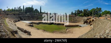 Merida, Espagne. 13 novembre 2023. Vue imprenable sur l'amphithéâtre romain de Mérida, un joyau historique présentant une architecture ancienne. Banque D'Images
