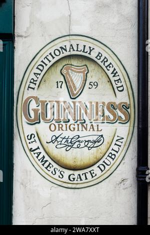 Guinness Wall Art sur l'extérieur du pub irlandais, à Sligo, Irlande Banque D'Images