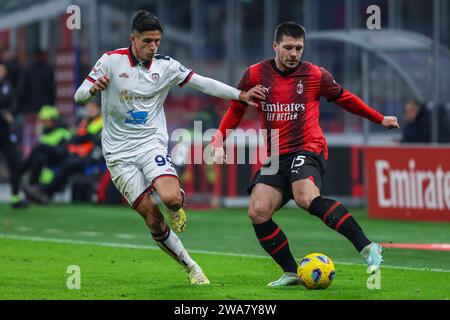 Milan, Italie. 02 janvier 2024. Luka Jovic d'AC Milan concourt pour le ballon avec Alessandro Di Pardo de Cagliari Calcio lors du match de football Coppa Italia 2023/24 entre AC Milan et Cagliari Calcio au stade San Siro, Milan, Italie le 02 janvier 2024 crédit : Agence photo indépendante/Alamy Live News Banque D'Images