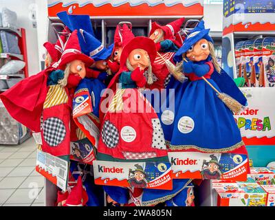 Italie - 02 janvier 2024 : poupée Epiphany Ferrero Befana Kinder commémorant le 20e anniversaire exposée à la vente les jours d'épiphanie, typiquement italienne Banque D'Images