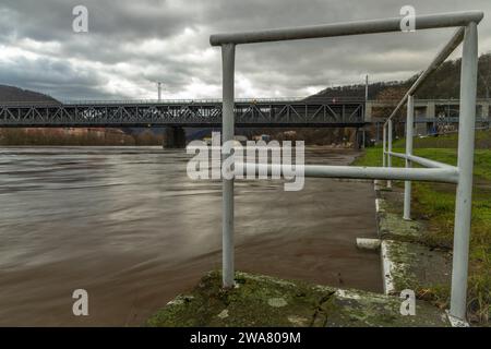 Hiver inondé sans rivière de neige Labe avec ciel nuageux à Usti nad Labem Banque D'Images