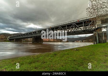 Hiver inondé sans rivière de neige Labe avec ciel nuageux à Usti nad Labem Banque D'Images