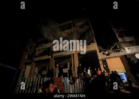 Beyrouth, Liban. 2 janvier 2024. Les gens se rassemblent devant un appartement appartenant au mouvement Hamas détruit par une attaque israélienne dans la banlieue sud de Beyrouth, au Liban, le 2 janvier 2024. Une source du Hamas a déclaré à Xinhua que le chef adjoint du mouvement, Saleh al-Arouri, a été tué ici dans une attaque israélienne mardi soir. Crédit : Bilal Jawich/Xinhua/Alamy Live News Banque D'Images