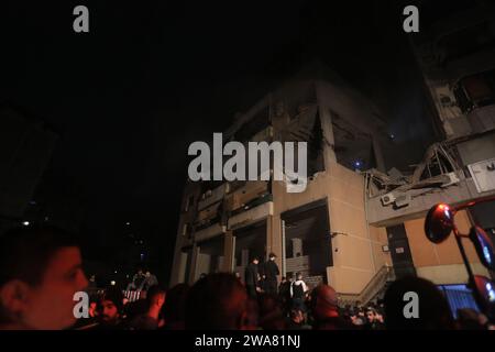 Beyrouth, Liban. 2 janvier 2024. Les gens se rassemblent devant un appartement appartenant au mouvement Hamas détruit par une attaque israélienne dans la banlieue sud de Beyrouth, au Liban, le 2 janvier 2024. Une source du Hamas a déclaré à Xinhua que le chef adjoint du mouvement, Saleh al-Arouri, a été tué ici dans une attaque israélienne mardi soir. Crédit : Bilal Jawich/Xinhua/Alamy Live News Banque D'Images