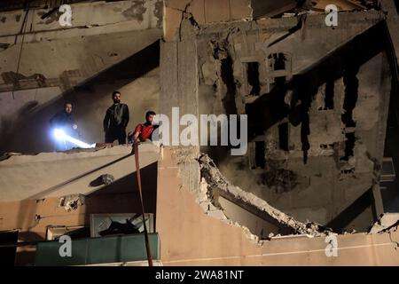 Beyrouth, Liban. 2 janvier 2024. Les sauveteurs travaillent dans un appartement appartenant au mouvement Hamas détruit par une attaque israélienne dans la banlieue sud de Beyrouth, au Liban, le 2 janvier 2024. Une source du Hamas a déclaré à Xinhua que le chef adjoint du mouvement, Saleh al-Arouri, a été tué ici dans une attaque israélienne mardi soir. Crédit : Bilal Jawich/Xinhua/Alamy Live News Banque D'Images