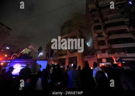 Beyrouth, Liban. 2 janvier 2024. Les gens se rassemblent devant un appartement appartenant au mouvement Hamas détruit par une attaque israélienne dans la banlieue sud de Beyrouth, au Liban, le 2 janvier 2024. Une source du Hamas a déclaré à Xinhua que le chef adjoint du mouvement, Saleh al-Arouri, a été tué ici dans une attaque israélienne mardi soir. Crédit : Bilal Jawich/Xinhua/Alamy Live News Banque D'Images