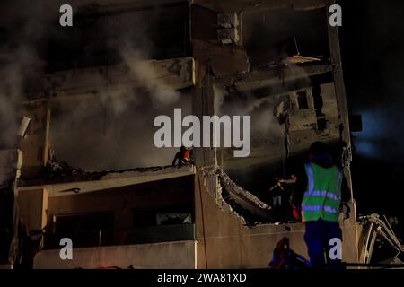 Beyrouth, Liban. 2 janvier 2024. Les sauveteurs travaillent dans un appartement appartenant au mouvement Hamas détruit par une attaque israélienne dans la banlieue sud de Beyrouth, au Liban, le 2 janvier 2024. Une source du Hamas a déclaré à Xinhua que le chef adjoint du mouvement, Saleh al-Arouri, a été tué ici dans une attaque israélienne mardi soir. Crédit : Bilal Jawich/Xinhua/Alamy Live News Banque D'Images