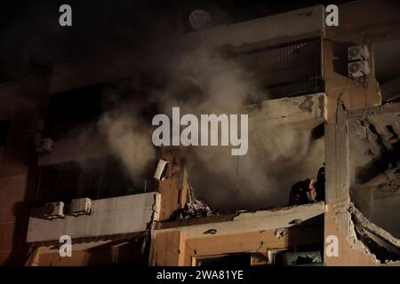 Beyrouth, Liban. 2 janvier 2024. Les sauveteurs travaillent dans un appartement appartenant au mouvement Hamas détruit par une attaque israélienne dans la banlieue sud de Beyrouth, au Liban, le 2 janvier 2024. Une source du Hamas a déclaré à Xinhua que le chef adjoint du mouvement, Saleh al-Arouri, a été tué ici dans une attaque israélienne mardi soir. Crédit : Bilal Jawich/Xinhua/Alamy Live News Banque D'Images