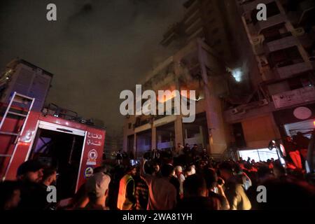 Beyrouth, Liban. 2 janvier 2024. Les gens se rassemblent devant un appartement appartenant au mouvement Hamas détruit par une attaque israélienne dans la banlieue sud de Beyrouth, au Liban, le 2 janvier 2024. Une source du Hamas a déclaré à Xinhua que le chef adjoint du mouvement, Saleh al-Arouri, a été tué ici dans une attaque israélienne mardi soir. Crédit : Bilal Jawich/Xinhua/Alamy Live News Banque D'Images