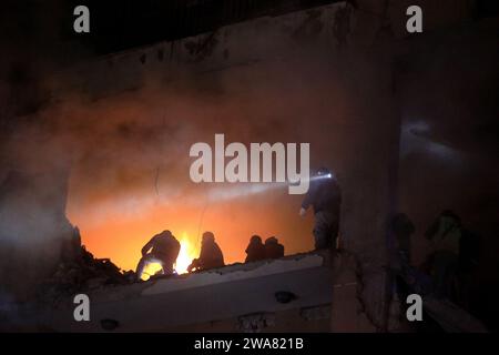 Beyrouth, Liban. 2 janvier 2024. Les sauveteurs travaillent dans un appartement appartenant au mouvement Hamas détruit par une attaque israélienne dans la banlieue sud de Beyrouth, au Liban, le 2 janvier 2024. Une source du Hamas a déclaré à Xinhua que le chef adjoint du mouvement, Saleh al-Arouri, a été tué ici dans une attaque israélienne mardi soir. Crédit : Bilal Jawich/Xinhua/Alamy Live News Banque D'Images