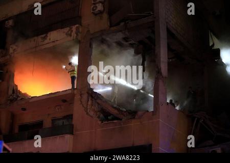 Beyrouth, Liban. 2 janvier 2024. Les sauveteurs travaillent dans un appartement appartenant au mouvement Hamas détruit par une attaque israélienne dans la banlieue sud de Beyrouth, au Liban, le 2 janvier 2024. Une source du Hamas a déclaré à Xinhua que le chef adjoint du mouvement, Saleh al-Arouri, a été tué ici dans une attaque israélienne mardi soir. Crédit : Bilal Jawich/Xinhua/Alamy Live News Banque D'Images