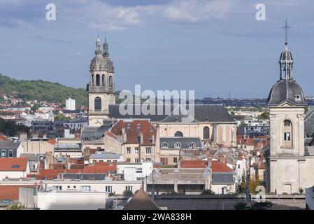 Nancy - vue sur la cathédrale de Nancy, de style baroque, et au premier plan sur la droite se trouve le clocher de l'église Saint Sébastien. Banque D'Images