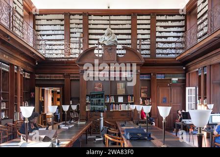 Nancy, France - vue sur la salle de lecture de la bibliothèque municipale de Nancy avec lambris et étagères à livres au premier étage. Banque D'Images